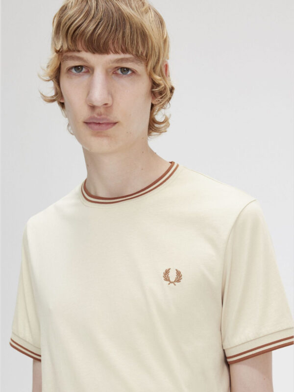 M1588-T-SHIRT-TWIN-TIPPED-BEIGE-FRED-PERRY-UOMO-5