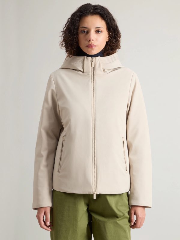 CFWWOU1016FRUT3496-FIRTH-PARKA-CORTO-CON-CAPPUCCIO-IN-TECH-SOFTSHELL-WOOLRICH-DONNA-OXFORD-TAN-1