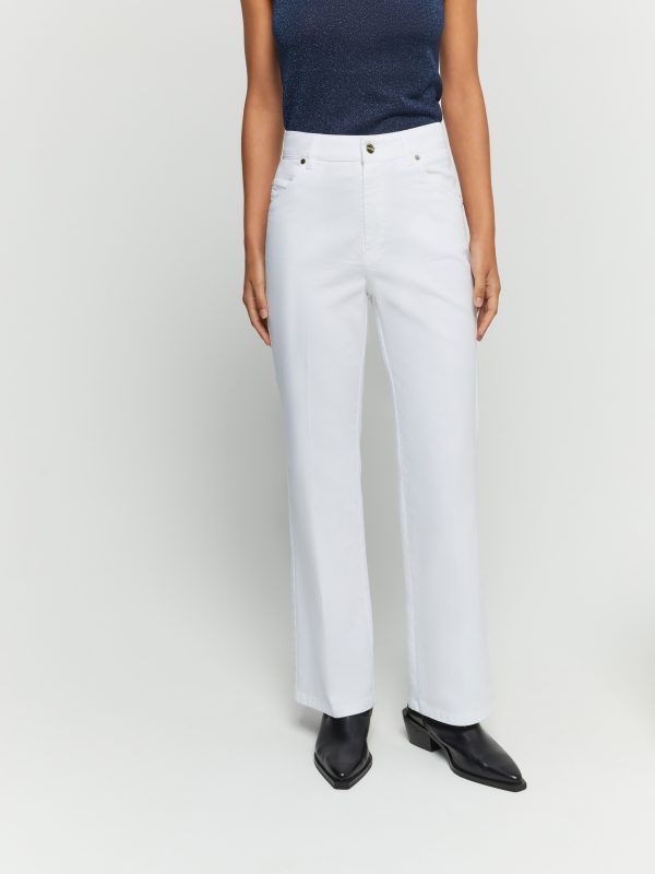 pantaloni bianchi linea flare modello onore iBlues Donna look 2
